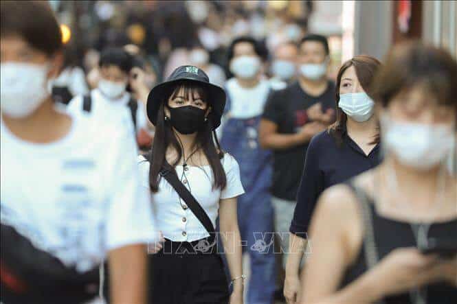 Người dân đeo khẩu trang phòng lây nhiễm COVID-19 khi di chuyển trên đường phố tại Tokyo, Nhật Bản, ngày 20/8/2020. Ảnh minh họa: THX/TTXVN